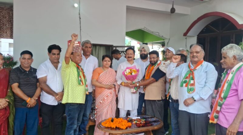 भाजपा छोड़कर बड़ी संख्या में लोगों ने थामा कांग्रेस का हाथ