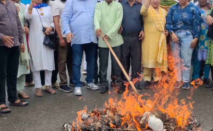 कांग्रेस अनुसूचित जाति विभाग के प्रदेश अध्यक्ष मदन लाल के नेतृत्व में पूरे प्रदेश भर में भाजपा सरकार के खिलाफ जोरदार प्रदर्शन किया गया।