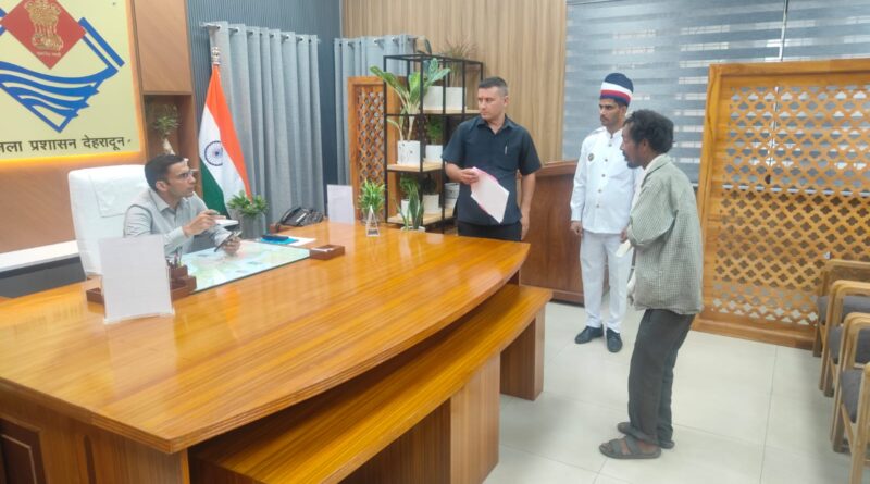 जिला प्रशासन के सहयोग से हेल्पिंग हेंड चिकित्सालय में असहाय व्यथित राजू का सफल उपचार,राजू को मिला नया जीवन