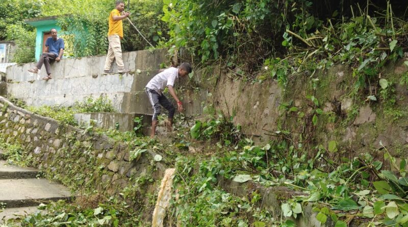 यमकेश्वर ब्लॉक के गांव डांडा दमराडा में आयुष बडोला के नेतृत्व में चलाया स्वच्छता अभियान ..