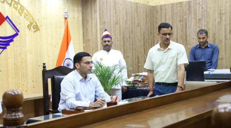 क्रूर बिगड़ैल गुंडे बेटे से परेशान आकर जिलाधिकारी कार्यालय कक्ष में विधवा महिला विजय लक्ष्मी पंवार दुखियारी मां