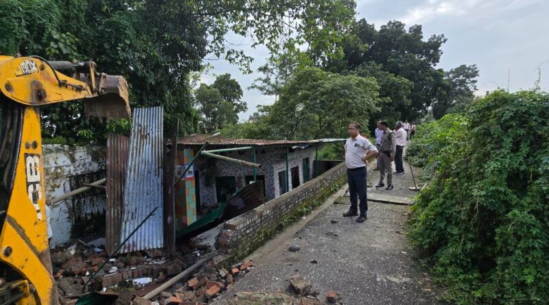 अवैध अतिक्रमण पर जिला प्रशासन का प्रहार, सरकारी भूमि पर अवैध निर्माण ध्वस्त