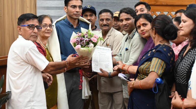 उत्कृष्ट कार्यशैली और असाधारण निर्णयों के लिए डीएम सविन बंसल को उत्तराखंड भूकानून अभियान के सदस्यों ने किया सम्मानित।