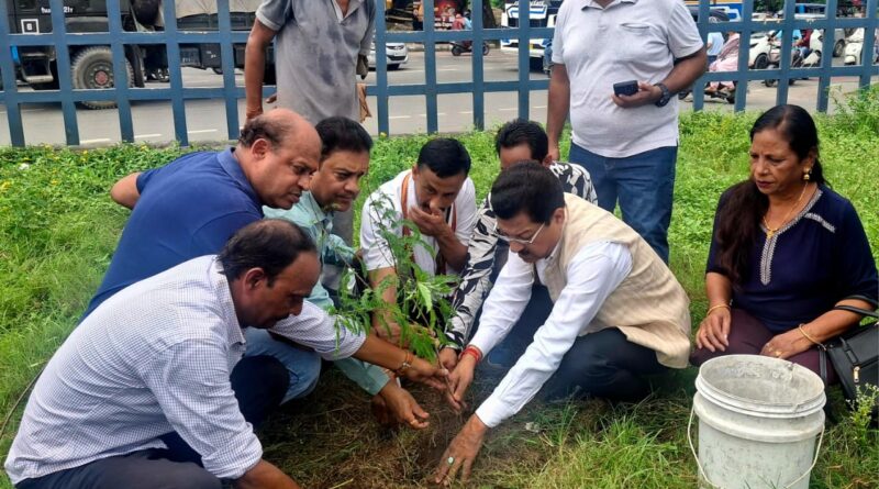 कैंट व मसूरी विधानसभाओं की सीमा पर बिंदाल पुल के साथ लगी महाराणा प्रताप की प्रतिमा के पास गंदगी का अंबार, कांग्रेसी नेताओं ने किया साफ सफाई और पौधारोपण