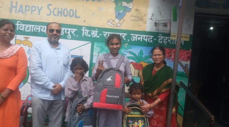 निर्धन परिवार की बिन मां की 3 बेटियों को जिला प्रशासन ने स्कूल में दाखिला दिला दिया