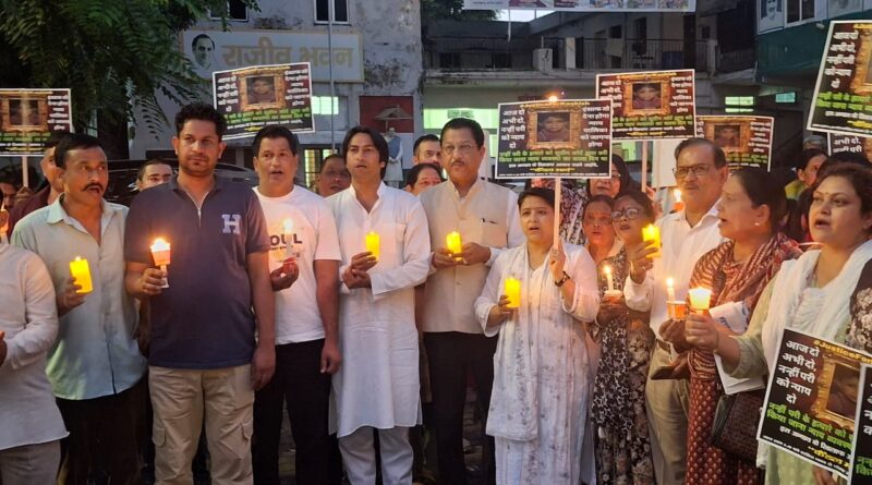 उत्तराखंड की मासूम बेटी नन्ही परी को न्याय को लेकर कांग्रेस ने निकाला कैंडल मार्च।