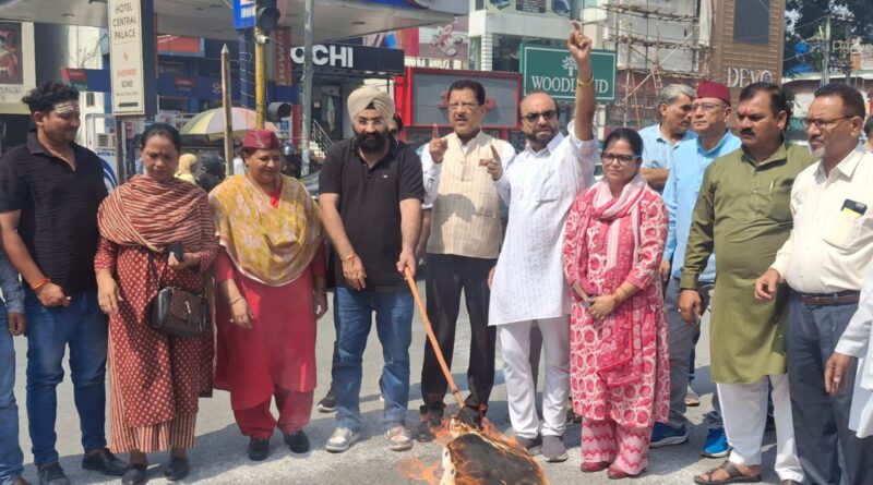 UKSSSC परीक्षा पेपर लीक के विरोध में कांग्रेस ने प्रदेश भर में फूंका सरकार का पुतला