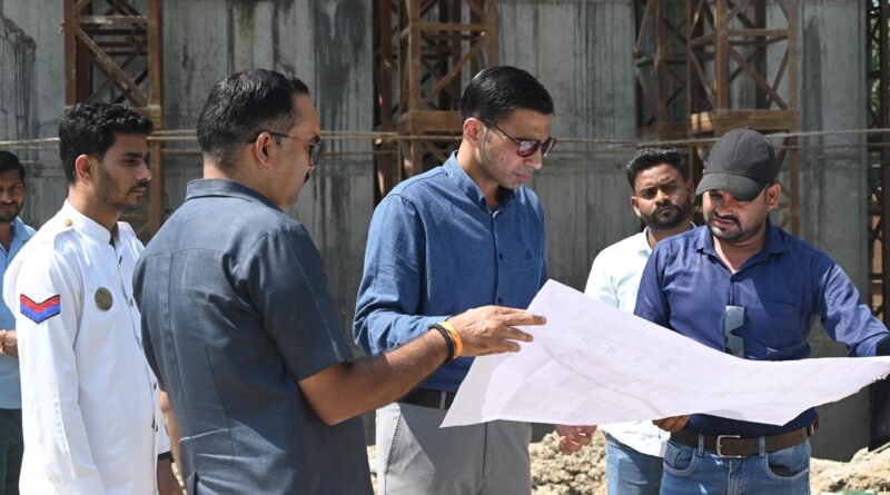 भंडारीबाग रेलेवे ओवरब्रिज कार्र्याें का स्थलीय निरीक्षण किया जिलाधिकारी,अधिकारियों को फटकार लगाते हुए कार्यों में तेजी लाने के निर्देश दिए