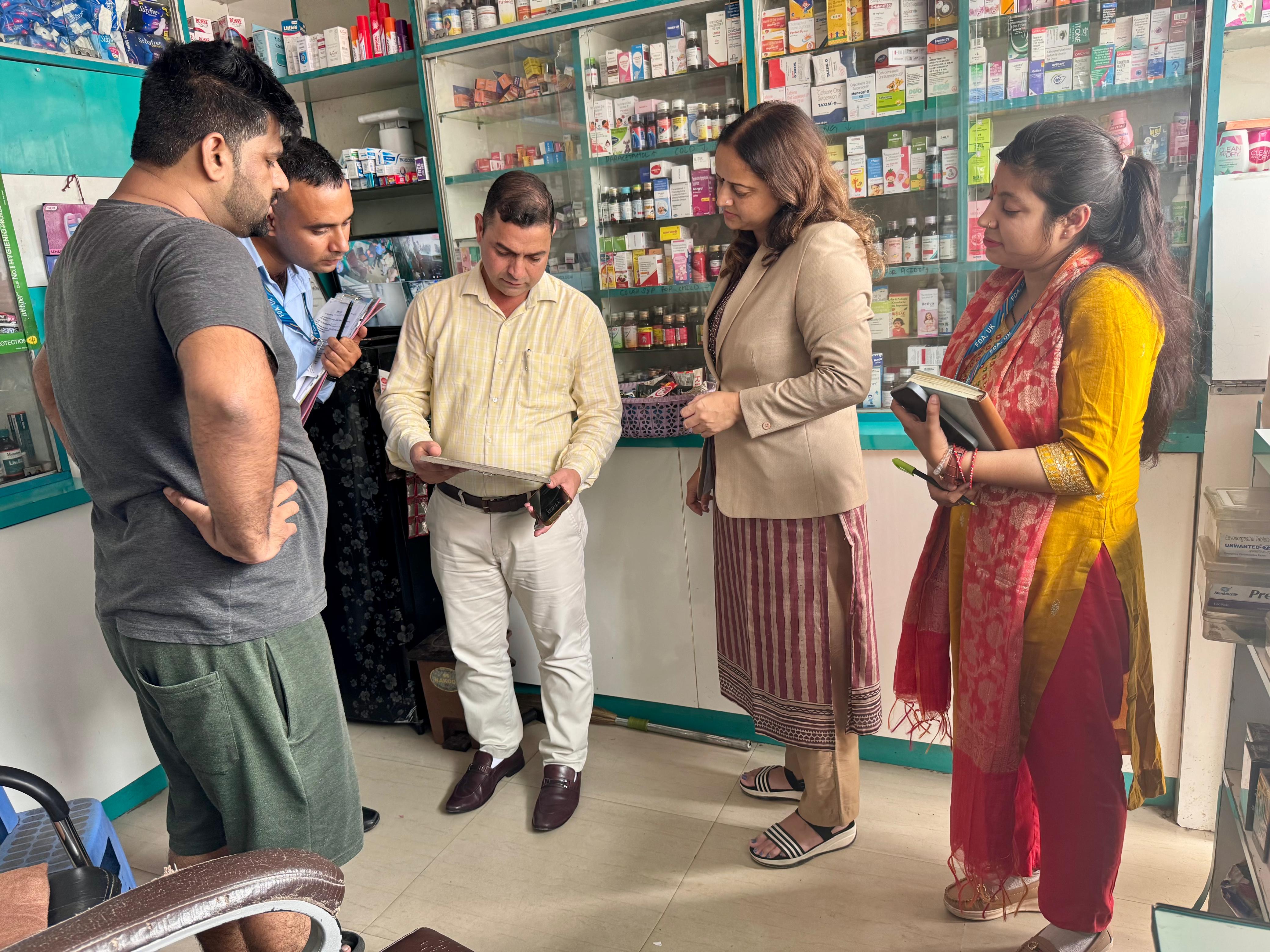 “safe drugs: safe life campaign के तहत ड्रग विभाग के साथ जनपद देहरादून में शिमला बाईपास रोड, जी०एम०एस० रोड, बल्लूपुर रोड एवं कौलागढ़ रोड क्षेत्र के विभिन्न मेडिकल स्टोरों का संयुक्त निरीक्षण किया गया