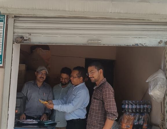 जनपद में 19 सरकारी सस्ते गल्ले की दुकानों पर प्रशासन की एक साथ छापेमारी; नमक के सैंपल लेकर जांच को भेजें