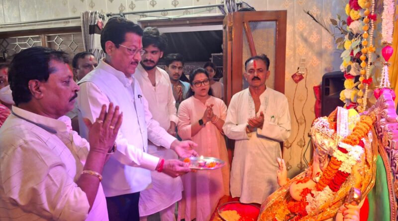 गणपति बप्पा मोरिया अबकी बरस तू जल्दी आ के जय घोष के बाद धूम धाम से विदा हुए गणपति