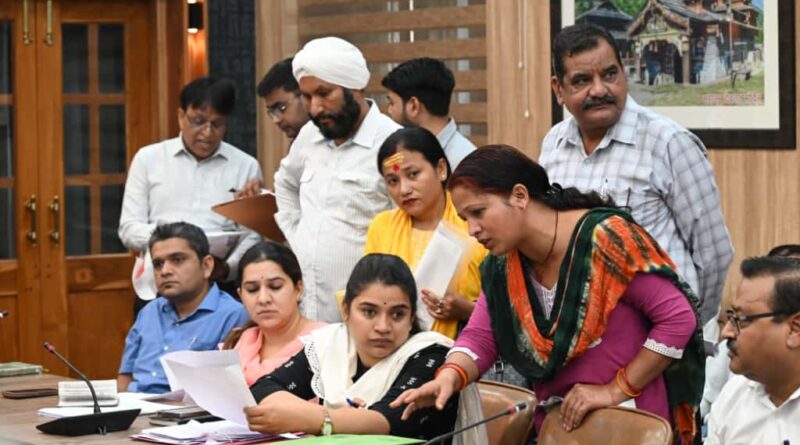 ऋषिपर्णा सभागार में जनता दर्शन कार्यक्रम में 125 लोगों की समस्याएं सुनी गई..