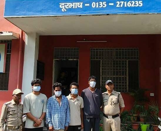 सार्वजनिक स्थान पर हुड़दंग करने वालो को  DEHRADUN पुलिस ने पढ़ाया कानून का पाठ