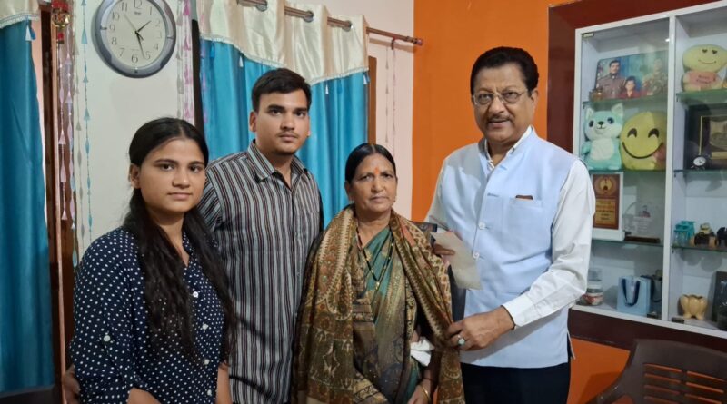 कांग्रेस ने पुलवामा के शहीद सभी 40 जवानों की वीरांगनाओं को किया सम्मानित एक एक लाख की सहायता राशि भेंट की गई