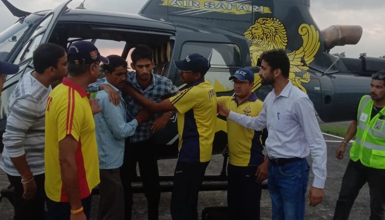 आपदा प्रभावित फूलेत गांव से गंभीर बीमार व्यक्ति को जिला प्रशासन ने एयर एंबुलेंस से पहुंचाया अस्पताल