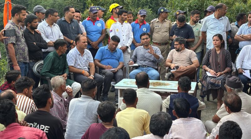 डीएम ने प्रभावित गांव का भ्रमण कर देहरादून पहुंचते ही कारवाही कर भिजवाये ग्रामीणों के सितंबर माह का खाद्यान्न व किया स्पेशल तहसीलदार को तैनात