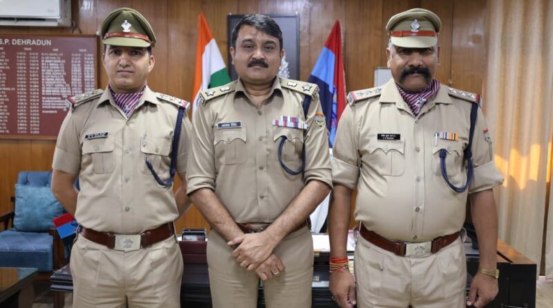एसएसपी देहरादून द्वारा पदोन्नत अधिकारियों को पद्दोन्नति पद के अलंकरण से अलंकृत कर दी अपनी शुभकामनाएं