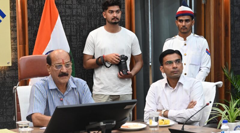 कैबिनेट मंत्री एवं जनपद के प्रभारी मंत्री श्री सुबोध उनियाल ने सोमवार देर शाम को ऋषिपर्णा सभागार में जिला स्तरीय अधिकारियों की बैठक लेते हुए जिले में आपदा से हुए नुकसान एवं पुनर्वास कार्यों की समीक्षा की..