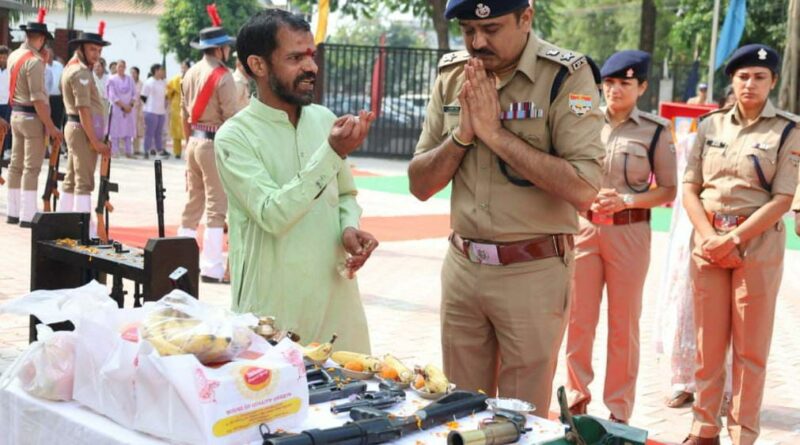 विजयदशमी के पावन पर्व पर वरिष्ठ पुलिस अधीक्षक देहरादून द्वारा पुलिस लाइन देहरादून में किया शस्त्र पूजन