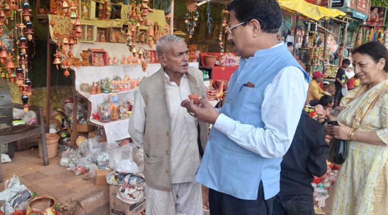 कांग्रेस उपाध्यक्ष धस्माना ने की दीपावली में “वोकल फॉर लोकल” अभियान तहत कि खरीदारी  ,दुकानदारों के चेहरे पर मुस्कान