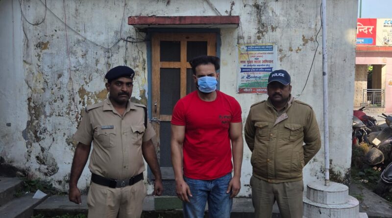 ड्यूटी पर तैनात पुलिस कर्मियों को चेकिंग के दौरान टक्कर मारने से गंभीर घायल।