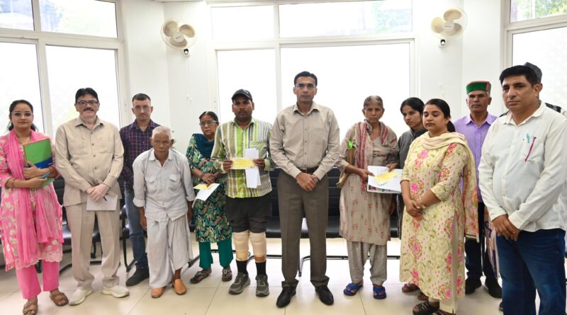 जिलाधिकारी सविन बसंल सक्रिय राइफल क्लब फंड से आज 06 असहाय, अक्षम और जरूरतंद लोगों को 1.50 लाख की आर्थिक सहायता चेक प्रदान किए गए प्रत्येक लाभार्थी को वितरित किए 25-25 हजार आर्थिक सहायता के चैक प्रदान किए।