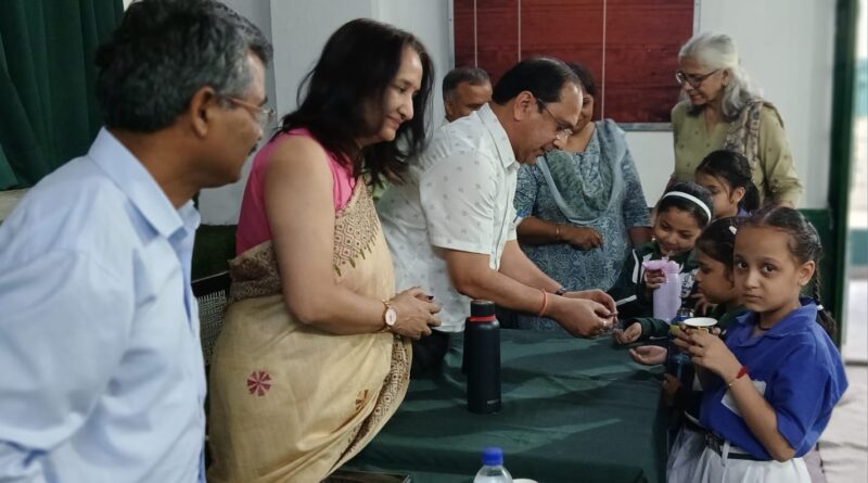 एनीमिया मुक्त भारतः सीएमओ ने सेंट थॉमस स्कूल में बच्चों को दवा खिलाकर कार्यक्रम का किया शुभारंभ।