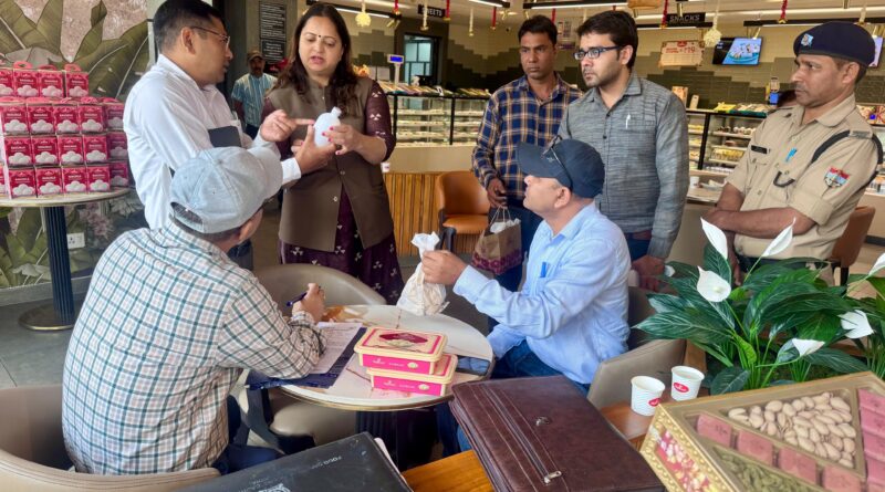 देहरादून के साथ जनपद देहरादून में घण्टाघर क्षेत्र के विभिन्न स्वीट शॉप का संयुक्त निरीक्षण किया गया