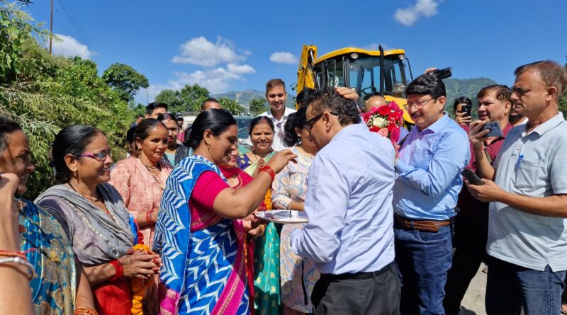 सचिव जलागम श्री दिलीप जावलकर ने पौड़ी जनपद के दुग्गड्डा ब्लॉक में किया फील्ड भ्रमण