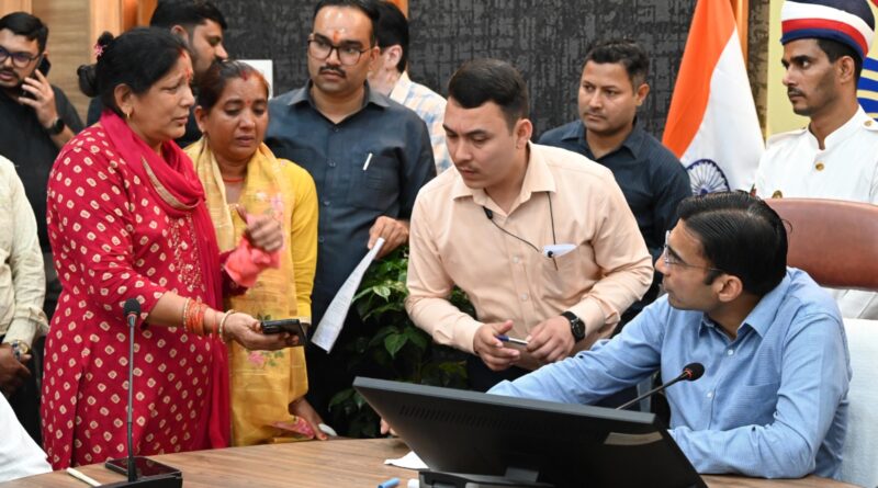 जिलाधिकारी सविन बसंल ने सोमवार को ऋषिपर्णा सभागार में जनता दर्शन कार्यक्रम में जन समस्याएं सुनी।