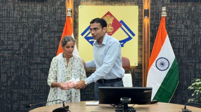 दुखयारी विधवा शोभा को आईसीआईसीआई बैंक ने लौटाए घर के कागजात; परिवार सहित धन्यवाद देने कलेक्टेट पंहुची शोभा