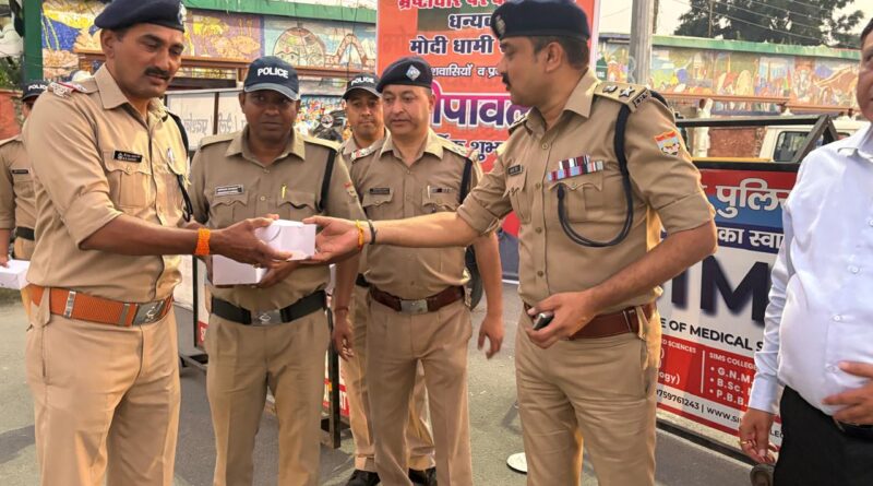 दीपावली पर्व के अवसर पर यातायात व्यवस्था का जायजा लेने सड़को पर उतरे एसएसपी देहरादून