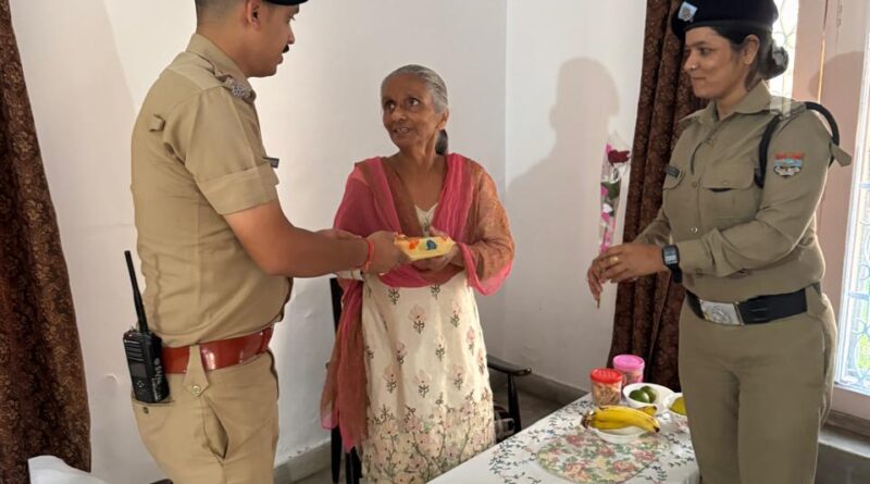 दीपावली के पावन पर्व पर एसएसपी देहरादून के निर्देशों पर अकेले रह रहे बुजुर्ग व्यक्तियों के बीच पहुँची देहरादून पुलिस