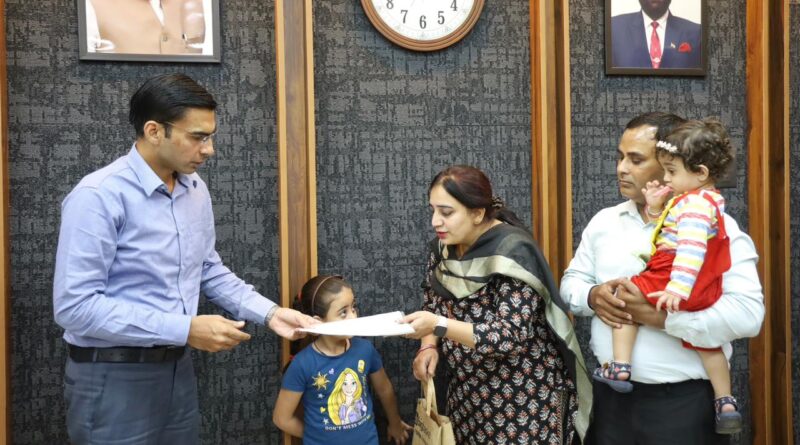 नन्ही बेटियों संग डीएम को धन्यवाद देने कलेक्टेट पंहुची  शिक्षिका कनिका;  मिला समाधान; वेतन; प्रमाण पत्र