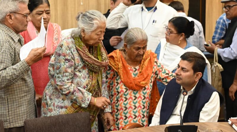 जनता दर्शन में अपनी समस्या लेकर पहुंचे 134 फरियादी, अधिकांश का मौके पर ही समाधान,