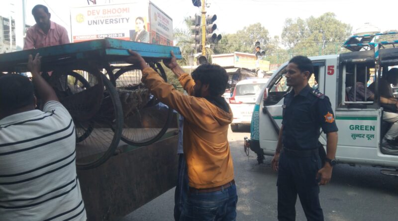 परेड ग्राउण्ड के चारों ओर सड़कों/फुटपाथ पर अतिक्रमण करनें वालों के विरुद्ध यातायात पुलिस तथा नगर निगम की संयुक्त टीम ने चलाया अभियान