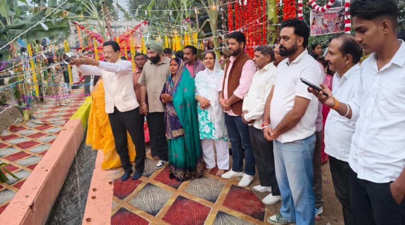 कांग्रेस उपाध्यक्ष धस्माना ने पूर्वांचलियों के साथ मनाई छठ अस्ताचल सूर्य को चढ़ाया अर्घ व की छठी मैया की पूजा