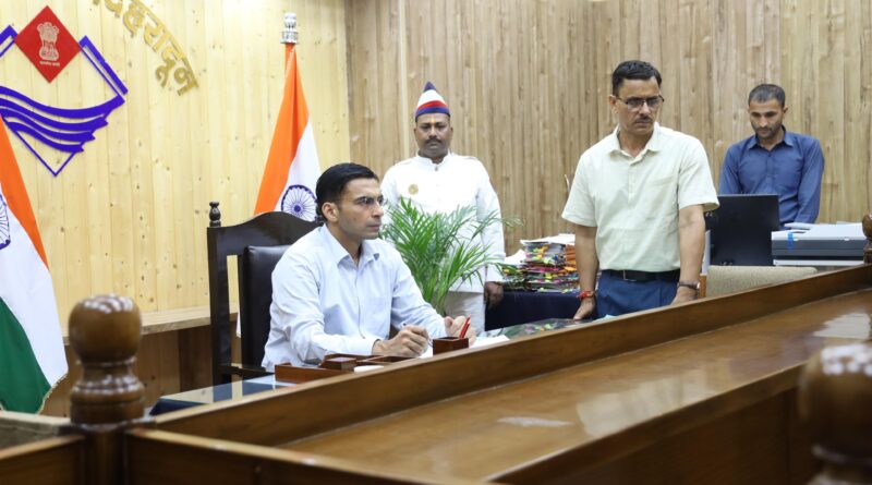 तैस में आकर लहराया शस्त्र; डीएम ने किया पुनीत अग्रवाल का शस्त्र जब्त; लाइसेंस निलम्बित