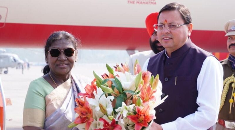 राष्ट्रपति द्रौपदी मुर्मू पहुंचीं उत्तराखंड: सीएम धामी और राज्यपाल एयरपोर्ट पर रिसीव करने पहुंचे