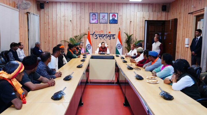 मुख्यमंत्री श्री पुष्कर सिंह धामी से चौखुटिया में स्वास्थ्य सेवाओं को सुदृढ़ करने हेतु आंदोलन कर रहे प्रतिनिधिमंडल ने आज शासकीय आवास में भेंट की।