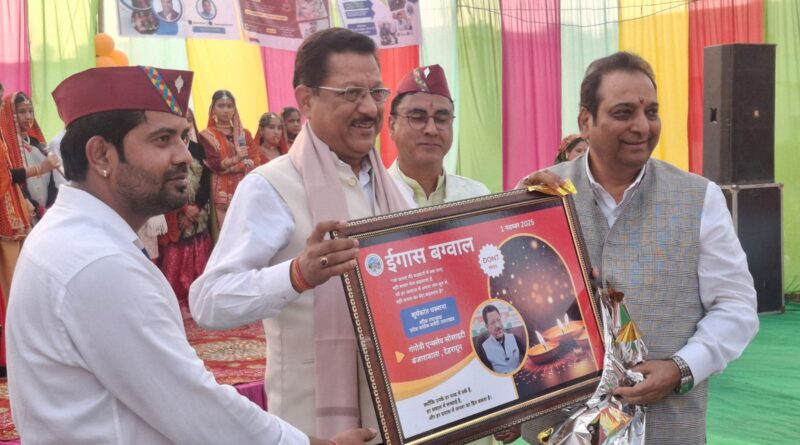 उत्तराखंड में लोकपर्व इगास बग्वाल कांग्रेस के वरिष्ठ उपाध्यक्ष संगठन सूर्यकांत धस्माना, विधायक ब्रज भूषण गैरोला व प्रसिद्द न्यूरो सर्जन डॉक्टर महेश कुड़ियाल ने दीप प्रज्वलित किया।