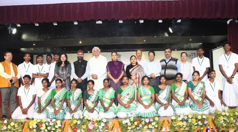 आदिवासी समाज को मुख्य धारा में लाना हम सब की जिम्मेदारी : रेखा आर्या