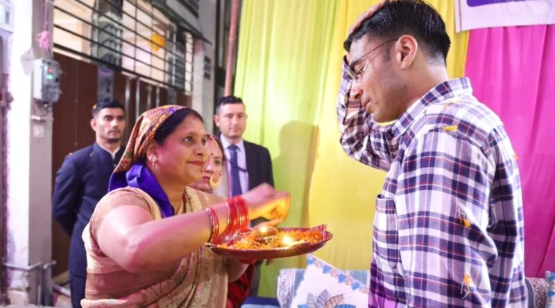 जिलाधिकारी सविन बंसल कल देर शाम गंगोत्री एंक्लेव रेजिडेंट वेलफेयर सोसाइटी की महिलाओं द्वारा उन्हें ‘रियल हीरो’ सम्मान दिया गया।