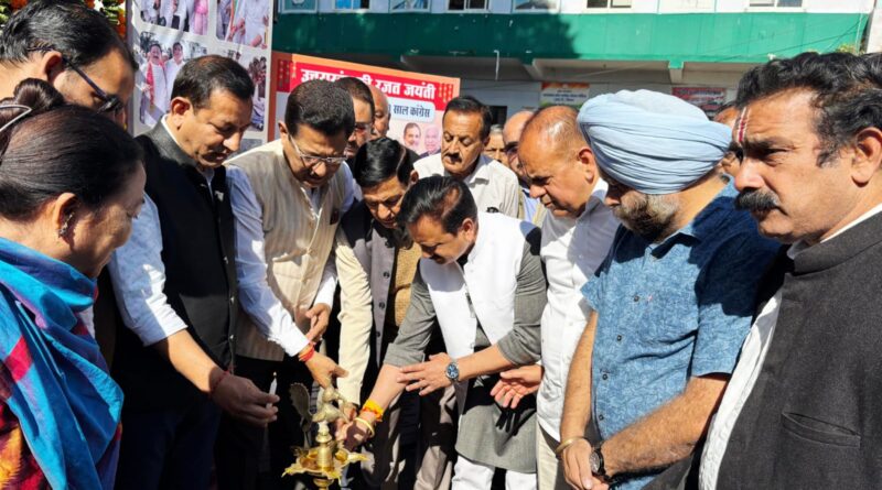 BJP के 15 सालों , कांग्रेस की 10 साल की उपलब्धियों रजत जयंती पखवाड़े के अंतर्गत कांग्रेस की पोस्टर प्रदर्शनी