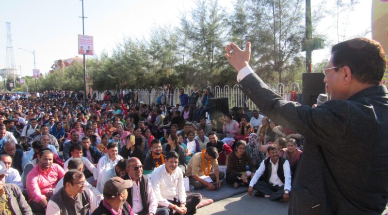 उपनल कर्मचारियों के धरने में पहुंचे प्रदेश कांग्रेस उपाध्यक्ष सूर्यकांत धस्माना