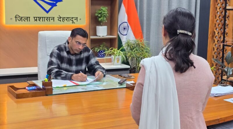 पति शराब पीकर करता है पत्नी और बेटी से हिंसा; पत्नी ने डीएम से लगाई गुहार