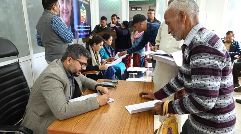 जिलाधिकारी सविन बंसल के निर्देशों पर सोमवार को क्लेक्ट्रेट परिसर में मुख्य विकास अधिकारी अभिनव शाह की अध्यक्षता में जनता दरबार लगाया गया।