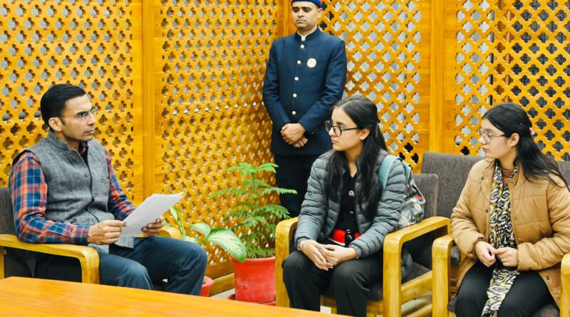 पिता की मृत्यु के बाद फीस देने में असमर्थ बहनों के लिए मसीहा बने  देहरादून जिलाधिकारी