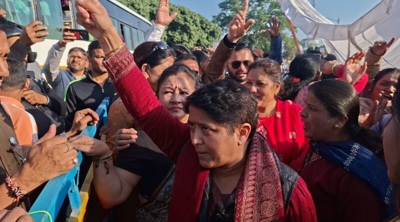 महिला कांग्रेस की प्रदेश अध्यक्ष ज्योति रौतेला ने उपनल कर्मचारियों को दी तंबू-टेंट की सौगात, धामी सरकार पर बोला जोरदार हमला