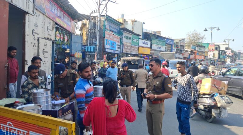 अस्थाई अतिक्रमण पर चला देहरादून पुलिस का डंडा